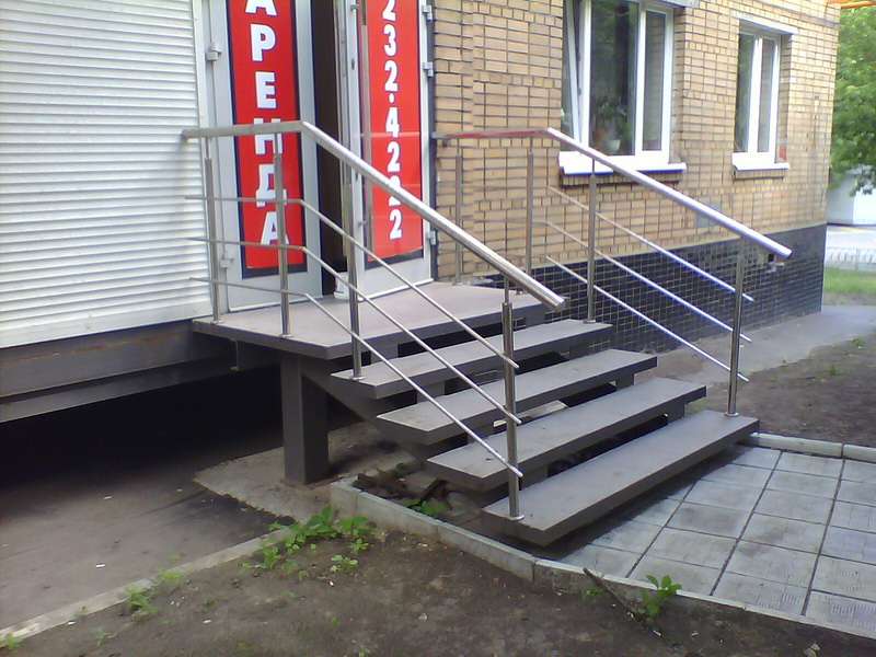 Лестница входной группы. Входная лестница. Лестница входная металлическая. Лестница металлическая уличная. Металлическая лестница для крыльца.